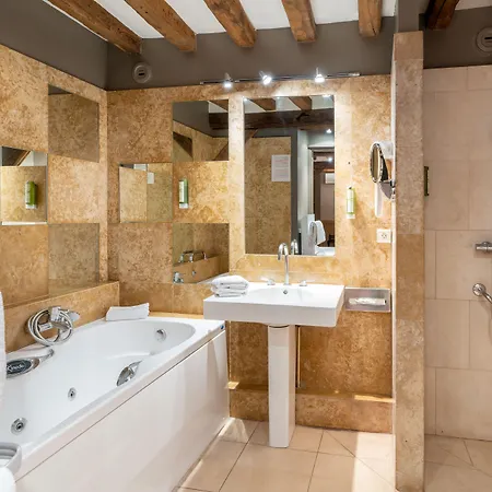 Hotel L'absinthe 3*
